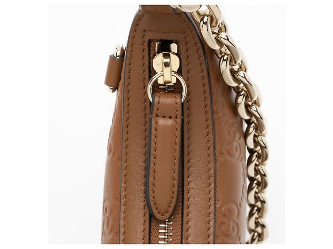 Mini borsa a tracolla in pelle con emblema GG in rilievo Gucci Marrone - vista 9