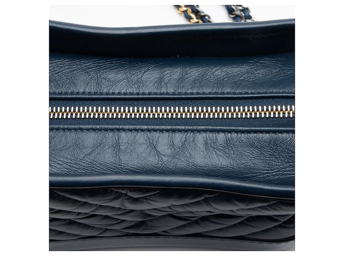 Chanel Chevron Aged Calfskin Gabrielle Small Hobo Blu - vista 10