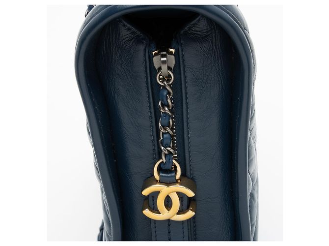 Chanel Chevron Aged Calfskin Gabrielle Small Hobo Blu - vista 9