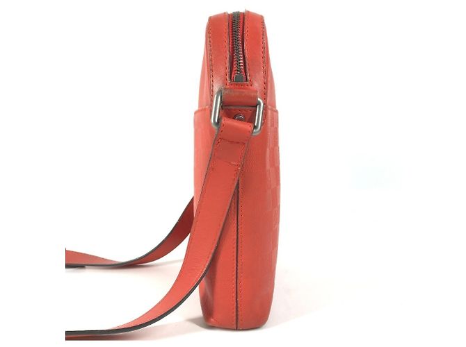 Borsa Pochette District Louis Vuitton Damier Infini Rosso - vista 3