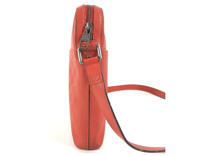 Borsa Pochette District Louis Vuitton Damier Infini Rosso - vista 4