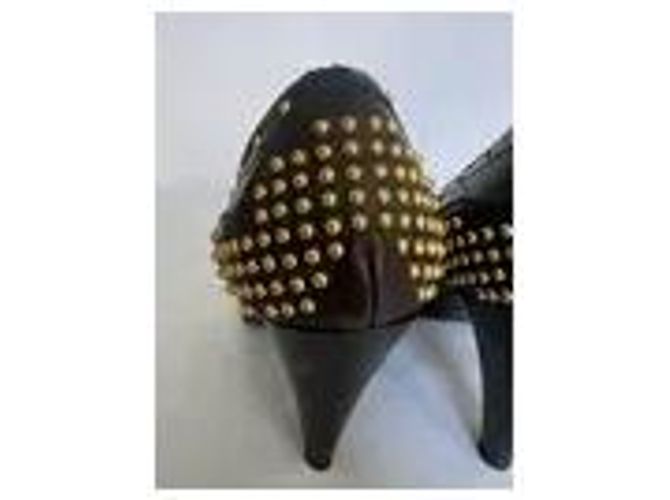 Décolleté Miu Miu in pelle marrone con borchie - vista 3