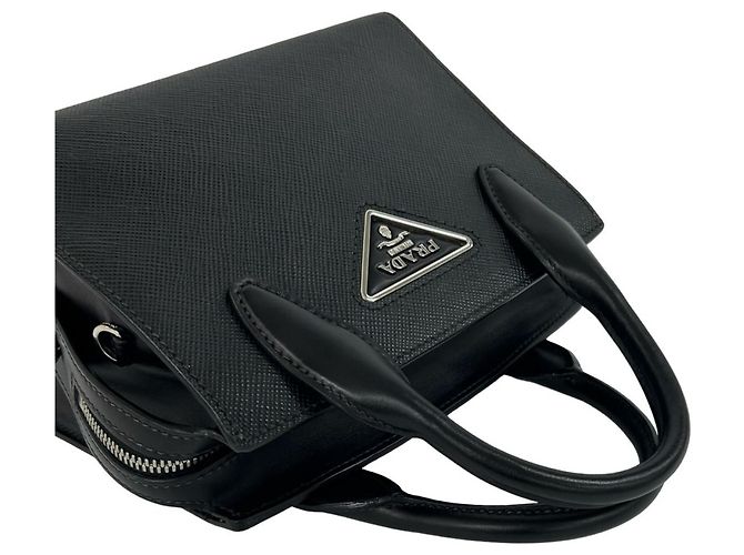 Borsa Prada Christen in pelle Saffiano con logo triangolare in metallo Nero - vista 4