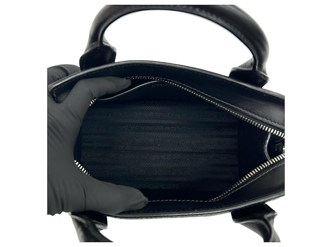 Borsa Prada Christen in pelle Saffiano con logo triangolare in metallo Nero - vista 9