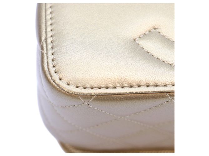 Borsa a tracolla Chanel 2023 Cruise CC Dynasty in pelle d'agnello dorata D'oro - vista 10
