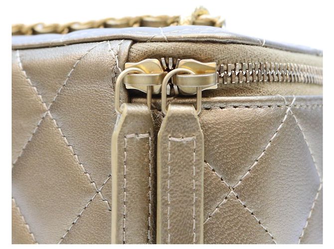 Borsa a tracolla Chanel 2023 Cruise CC Dynasty in pelle d'agnello dorata D'oro - vista 5