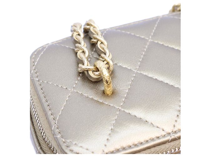 Borsa a tracolla Chanel 2023 Cruise CC Dynasty in pelle d'agnello dorata D'oro - vista 7