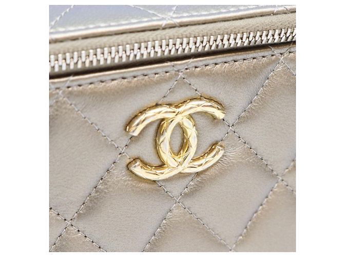 Borsa a tracolla Chanel 2023 Cruise CC Dynasty in pelle d'agnello dorata D'oro - vista 8