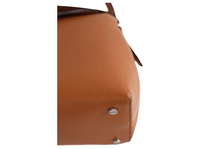 Bolsa de ombro Totême T-Lock em couro camel - vista 5