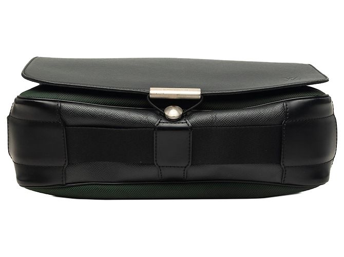Borsa a tracolla Louis Vuitton Taiga Viktor Nera Nero - vista 3