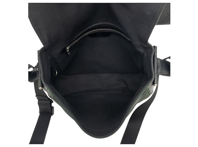 Borsa a tracolla Louis Vuitton Taiga Viktor Nera Nero - vista 4