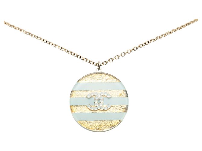 Collana Chanel CC placcata oro con pendente rotondo in resina a righe e strass D'oro - vista 2