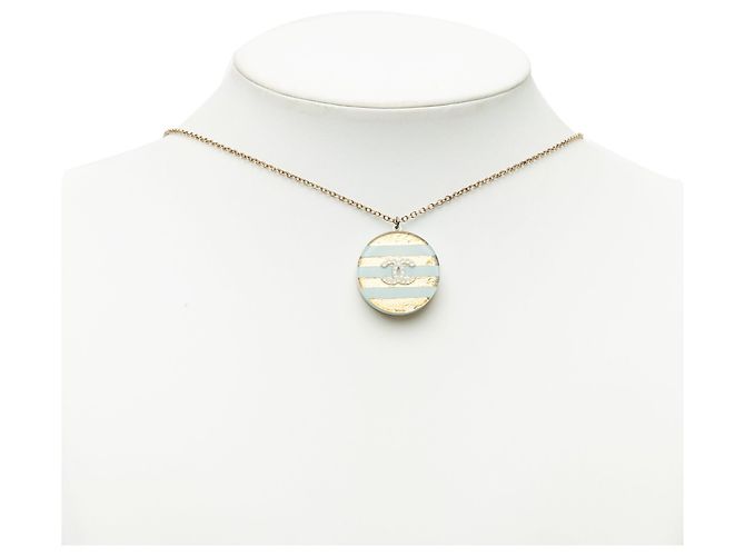 Collana Chanel CC placcata oro con pendente rotondo in resina a righe e strass D'oro - vista 6