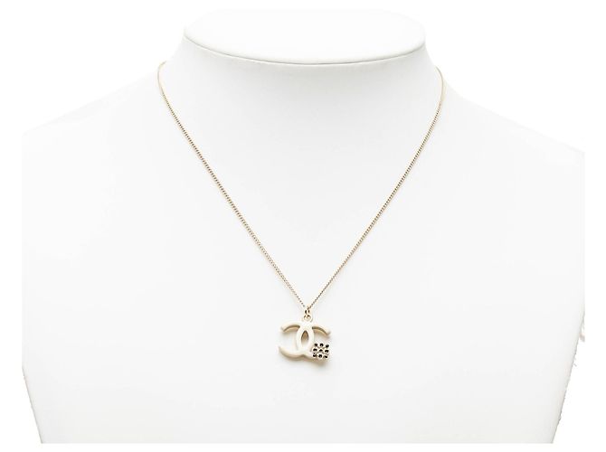 Collana con pendente a fiore Chanel CC placcata in oro e smalto D'oro - vista 7