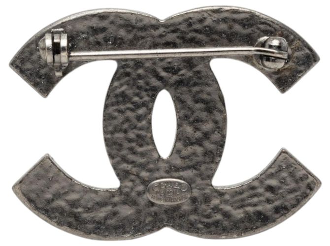 Spilla Chanel CC in smalto e ottone nera Nero - vista 2