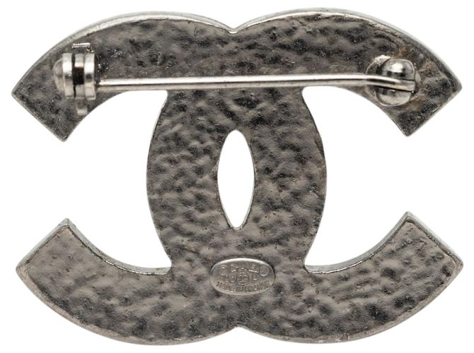 Spilla Chanel CC in smalto e ottone nera Nero - vista 3