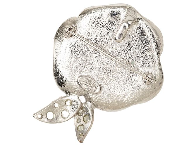 Spilla Chanel CC in ottone smaltato argento con strass e camelia - vista 2