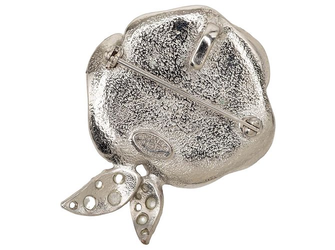 Spilla Chanel CC in ottone smaltato argento con strass e camelia - vista 3