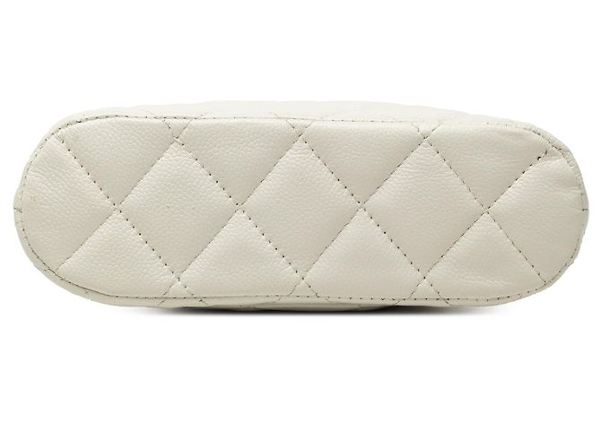 Weiße Chanel Mini CC Quilted Caviar Dome Clutch Umhängetasche mit Kette - Ansicht 3