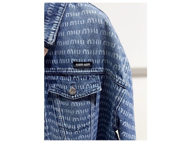 Miu Miu Jeansjacke Blau mit All-over Logo Print Mehrfarben - Ansicht 2
