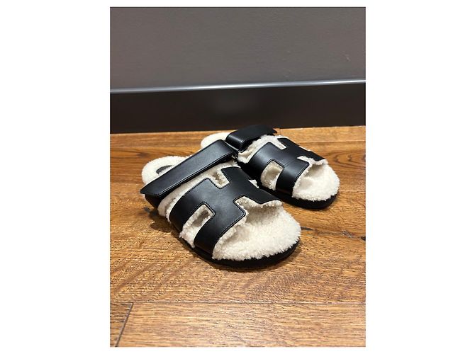 Hermès Sandali Chypre in shearling Nero Bianco - vista 10