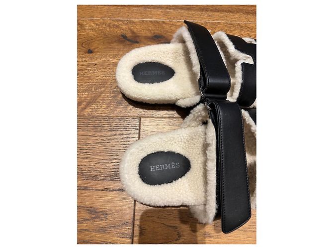 Hermès Sandali Chypre in shearling Nero Bianco - vista 11