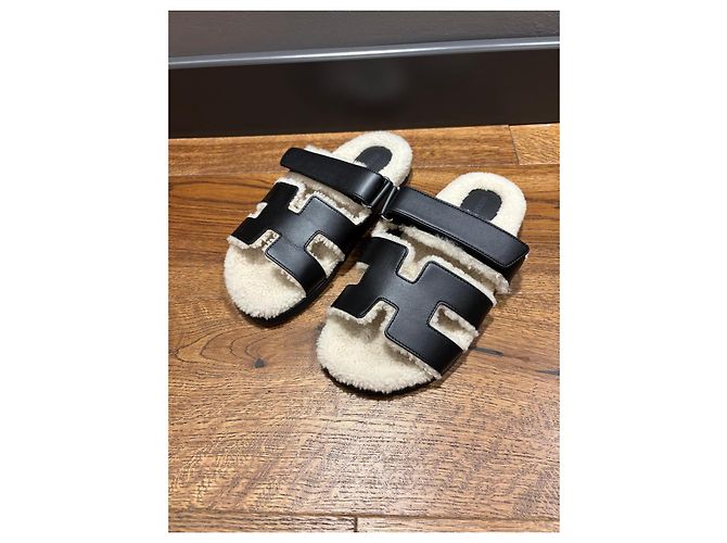 Hermès Sandali Chypre in shearling Nero Bianco - vista 2