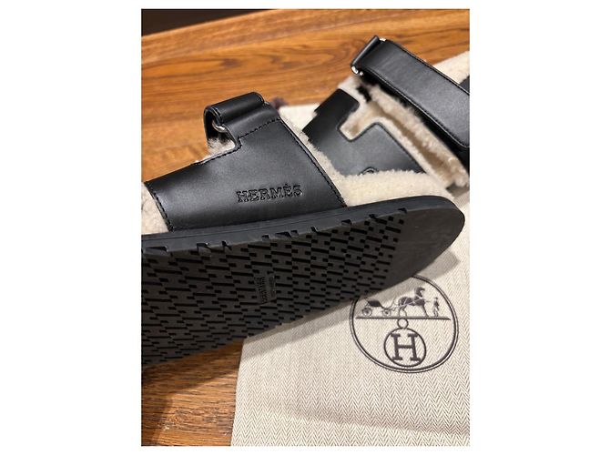 Hermès Sandali Chypre in shearling Nero Bianco - vista 5