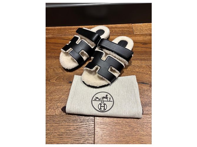Hermès Sandali Chypre in shearling Nero Bianco - vista 6