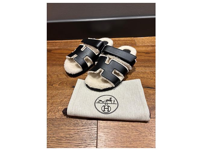 Hermès Sandali Chypre in shearling Nero Bianco - vista 8