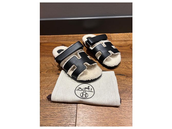 Hermès Sandali Chypre in shearling Nero Bianco - vista 9