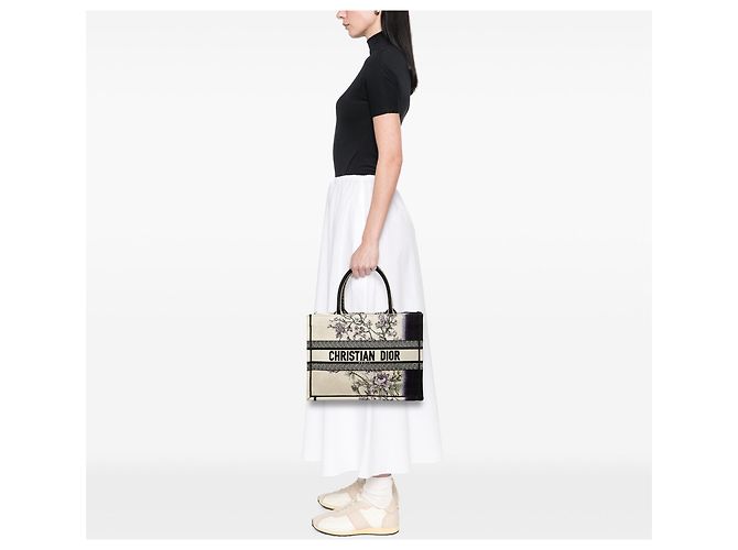 Borsa Book Tote Dior Medium in tela bianca con ricami floreali Bianco - vista 6
