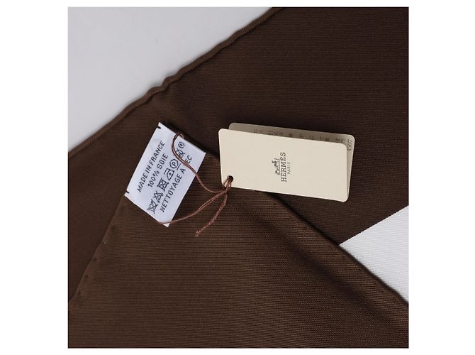 Hermès Carré 90 "Brides de Gala en Fleurs" Seidentuch in Braun - Ansicht 11