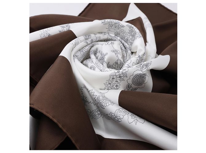 Hermès Carré 90 "Brides de Gala en Fleurs" Seidentuch in Braun - Ansicht 14