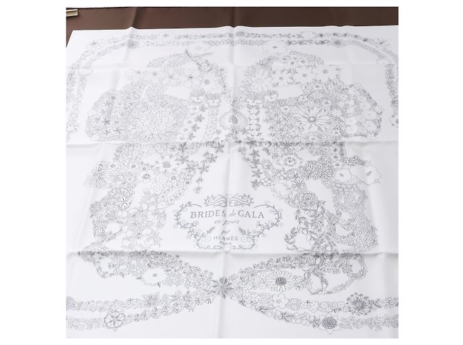 Hermès Carré 90 "Brides de Gala en Fleurs" Seidentuch in Braun - Ansicht 4