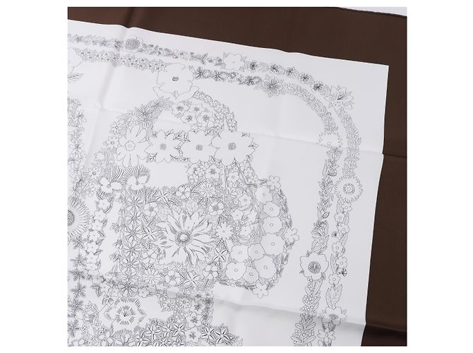 Hermès Carré 90 "Brides de Gala en Fleurs" Seidentuch in Braun - Ansicht 9