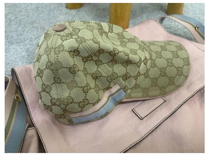 Cappellino in tela monogramma Gucci e borsa a tracolla in pelle rosa Beige - vista 13