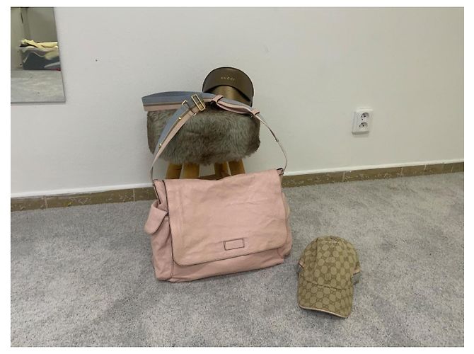 Cappellino in tela monogramma Gucci e borsa a tracolla in pelle rosa Beige - vista 2