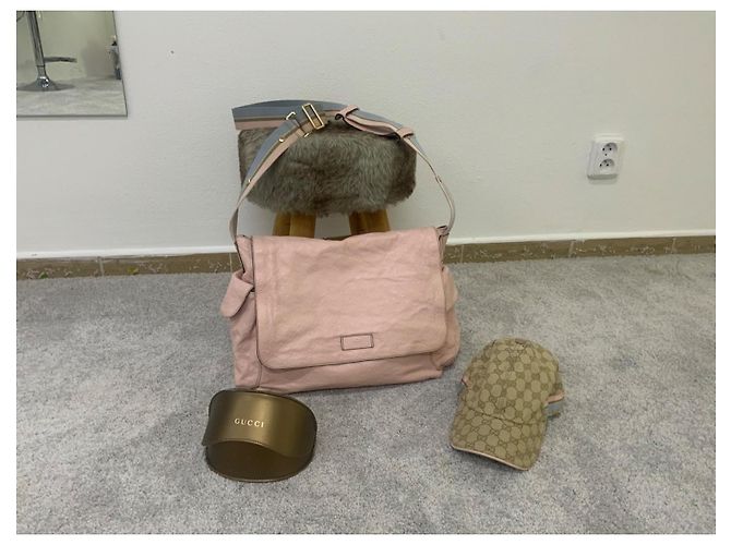 Cappellino in tela monogramma Gucci e borsa a tracolla in pelle rosa Beige - vista 3