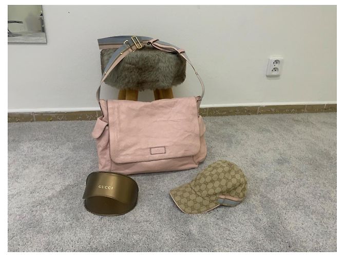 Cappellino in tela monogramma Gucci e borsa a tracolla in pelle rosa Beige - vista 4