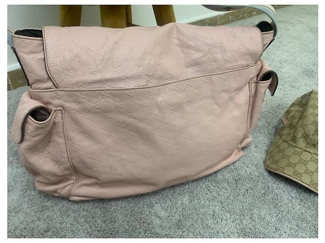 Cappellino in tela monogramma Gucci e borsa a tracolla in pelle rosa Beige - vista 7