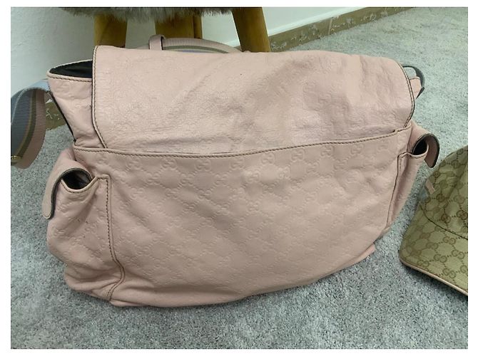 Cappellino in tela monogramma Gucci e borsa a tracolla in pelle rosa Beige - vista 8