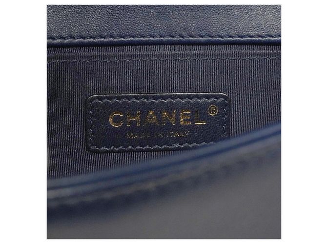 Borsa a tracolla Chanel Boy Chain Blu navy - vista 5