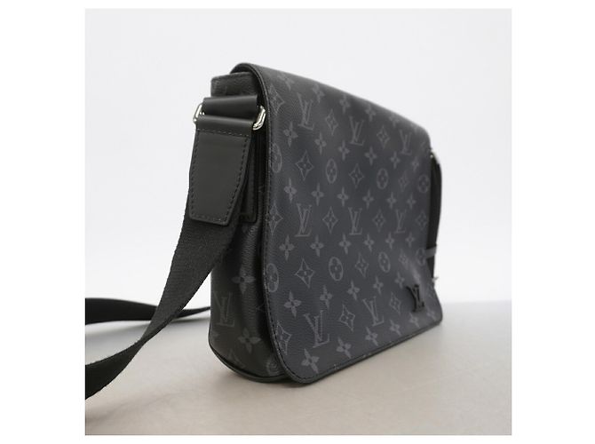 Borsa a tracolla Louis Vuitton Monogram Eclipse District PM Nero - vista 2