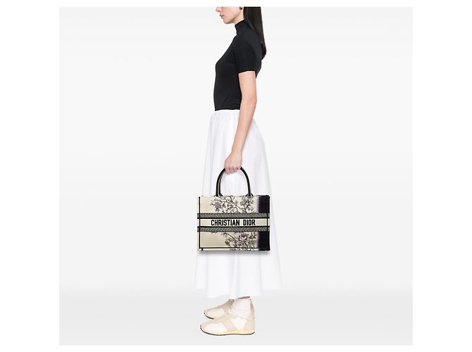 Dior Book Tote Medium in tela bianca con ricami floreali Bianco Crudo - vista 6