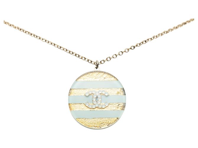 Collana Chanel Gold CC con pendente rotondo in resina a righe, strass e placcato oro D'oro - vista 2