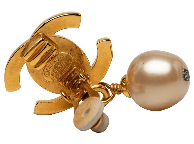 Orecchini a clip Chanel Gold CC placcati oro con perle sintetiche e chiusura turn lock Bianco D'oro - vista 3