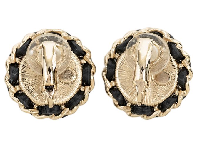 Orecchini a clip rotondi Chanel Gold CC placcati oro in pelle intrecciata, strass e perle finte D'oro - vista 2