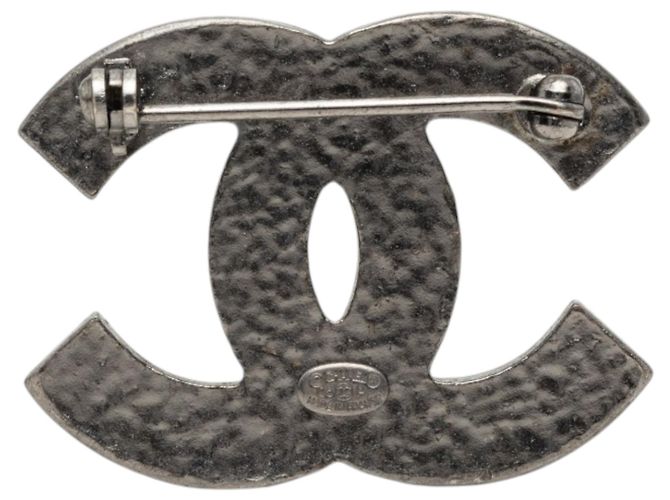 Spilla Chanel CC in smalto nero e ottone - vista 2