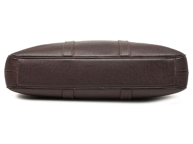 Louis Vuitton Brown Taiga Porte Documents Voyage PM Marrone Marrone scuro - vista 3